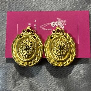 Vintage Gold Laurel Crest Clip-On Earrings - Vintage